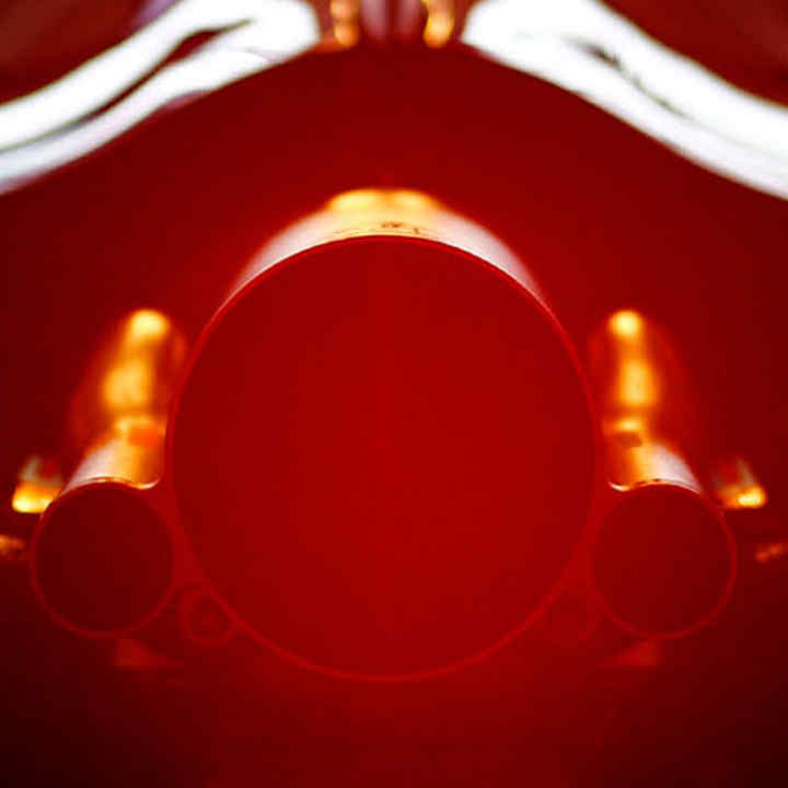 Close-up van Honda motor op F1-wagen.