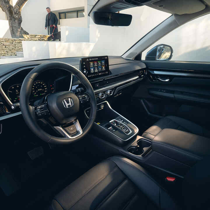 Driekwart beeld van het interieur van de Honda CR-V Hybride SUV.
