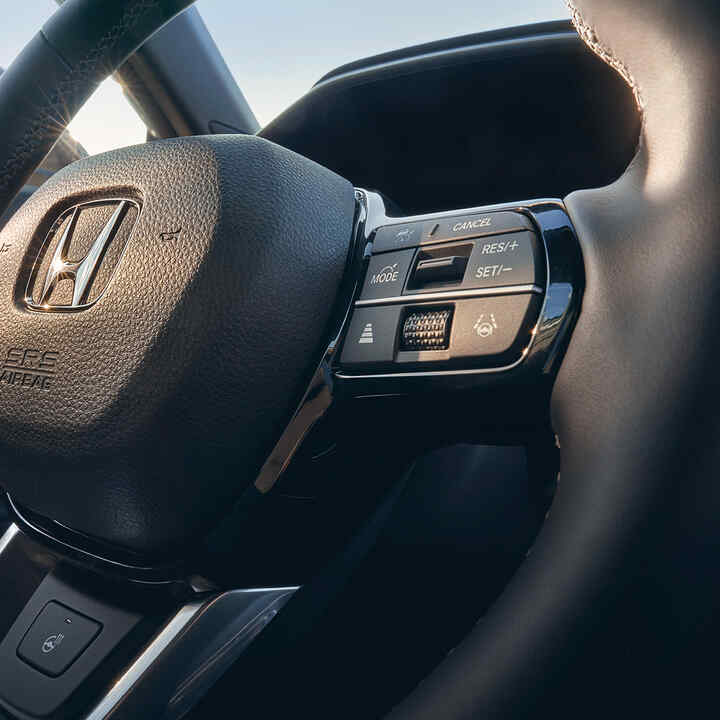 Close-up van het verwarmde lederen stuurwiel van de Honda CR-V Hybrid.