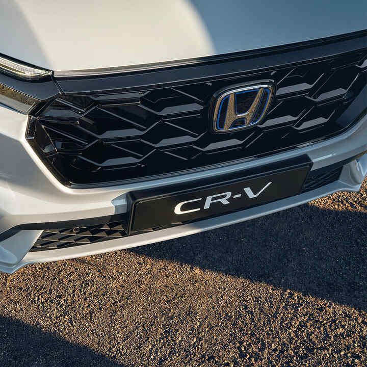 Close-up van het radiatorrooster van de Honda CR-V Hybrid.