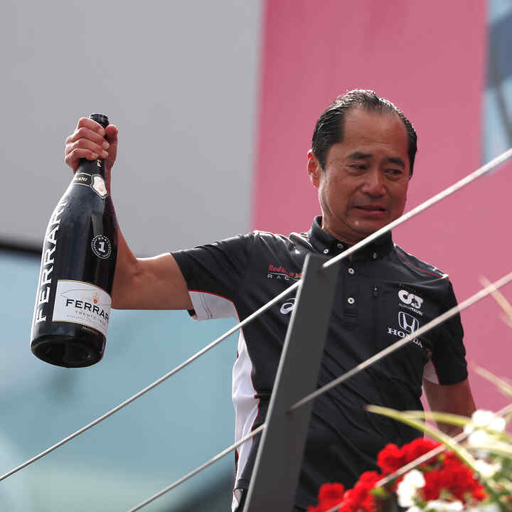 Toyoharu Tanabe met een fles champagne