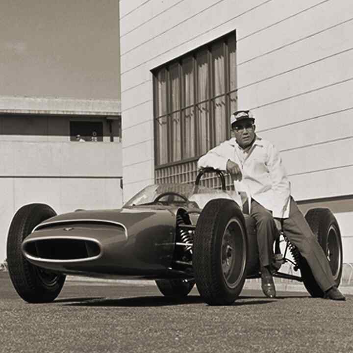 Erfgoedfoto van Soichiro Honda met de eerste Formule 1 auto.