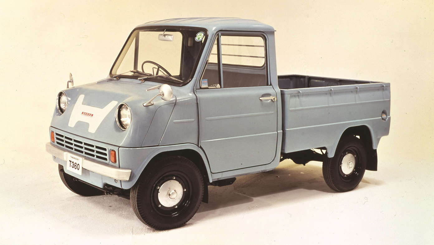Driekwart vooraanzicht van Honda vrachtwagen uit de jaren 60 van de vorige eeuw.