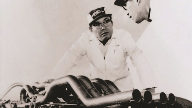 Soichiro Honda werkt aan zijn raceauto.