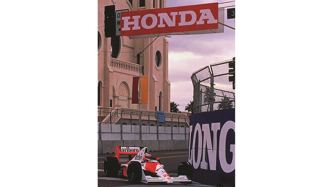 Driekwart vooraanzicht van McLaren Honda Formule 1 auto, racend op het circuit.