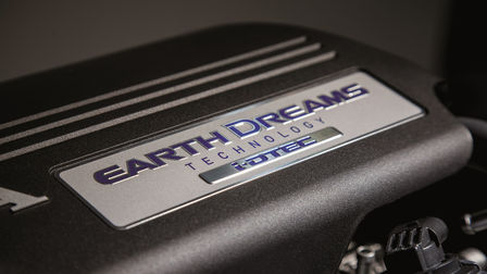 Close-up van Honda Earth Dreams-motor.