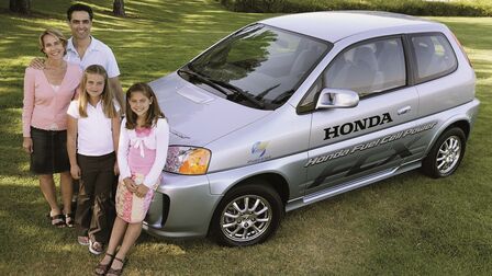 Het eerste gezin dat een Honda FCX koopt.