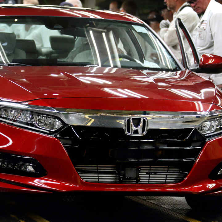 Driekwart vooraanzicht van Honda Accord op de productieband.