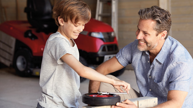 Vader en zoon in een garage