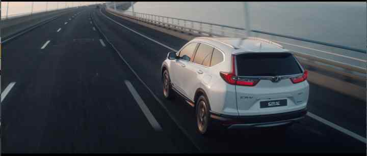 Driekwart achteraanzicht van de Honda CR-V.