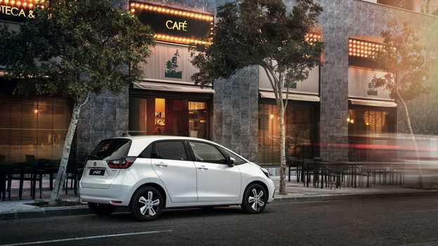 Achteraanzicht van een Honda Jazz die bij een café geparkeerd staat