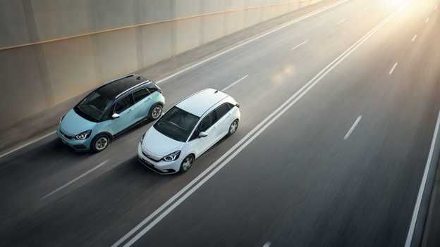 Honda Jazz en Honda Crosstar die naast elkaar rijden