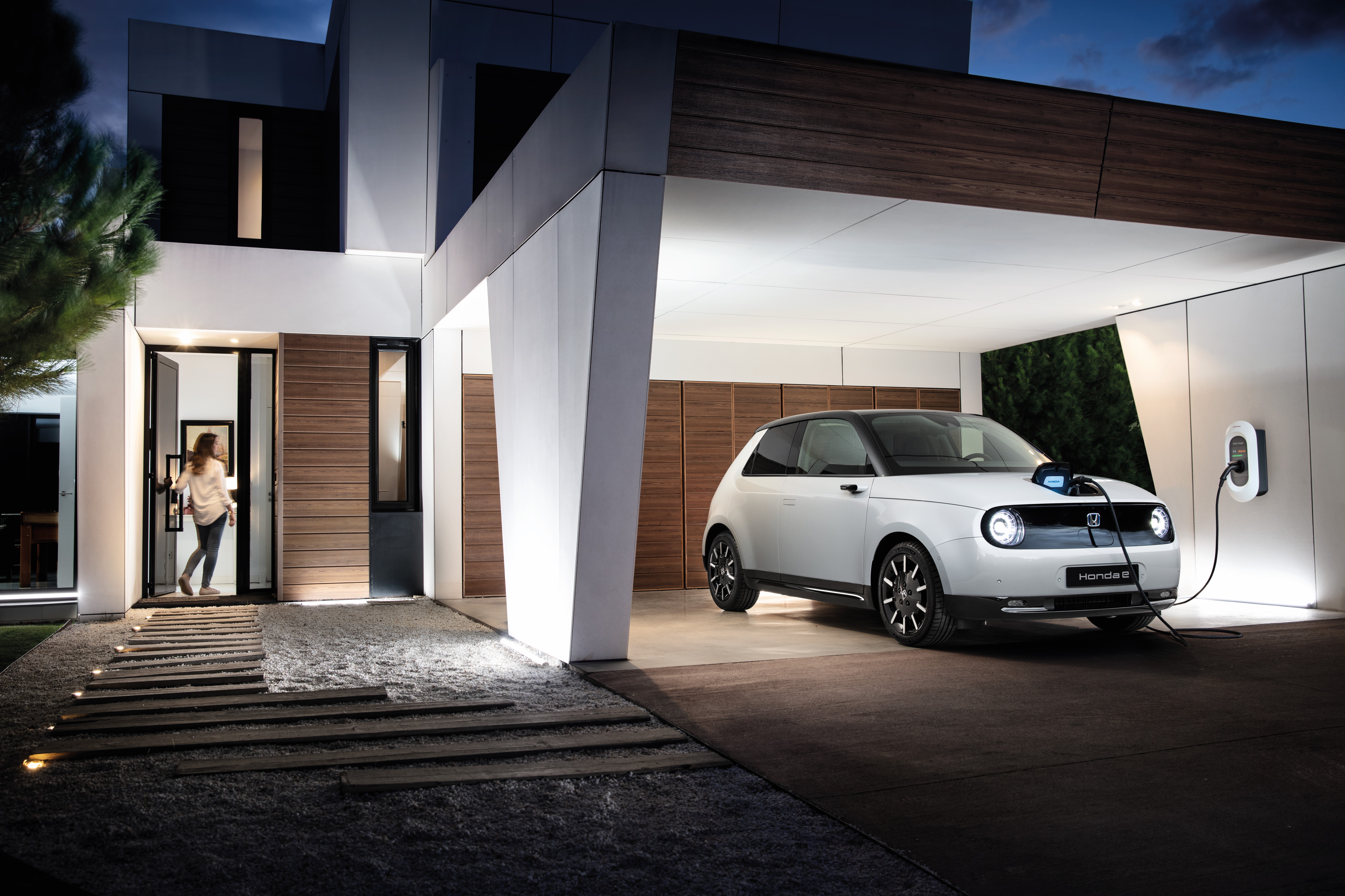Een elektrische Honda wordt ’s nachts thuis opgeladen