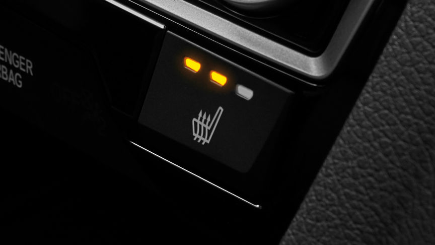 Close-up knop voor stoelverwarming achterin Honda Civic 4-deurs.