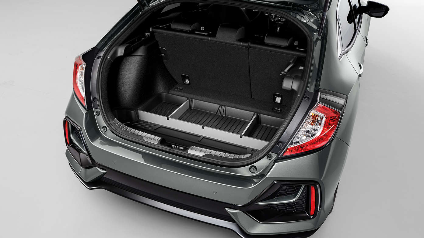 Driekwart achteraanzicht van de Honda Civic 5-deurs met Cargo pack.