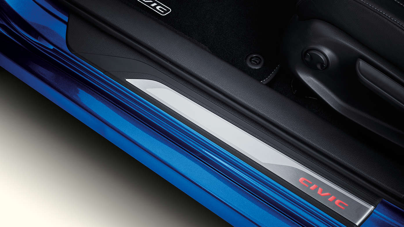 Close-up van Honda Civic 5-deurs dorpelsierlijsten.