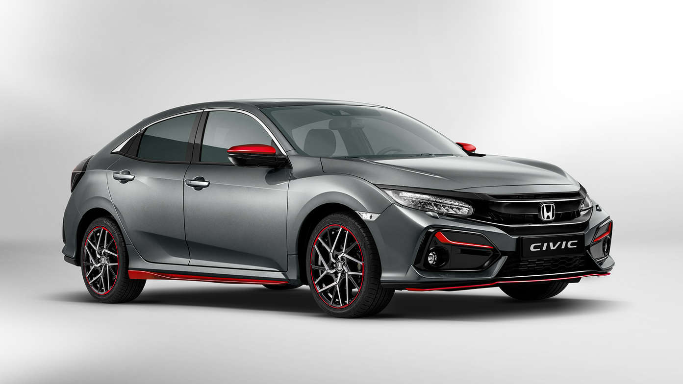 Driekwart vooraanzicht Honda Civic 5-deurs met het Red Line pakket.