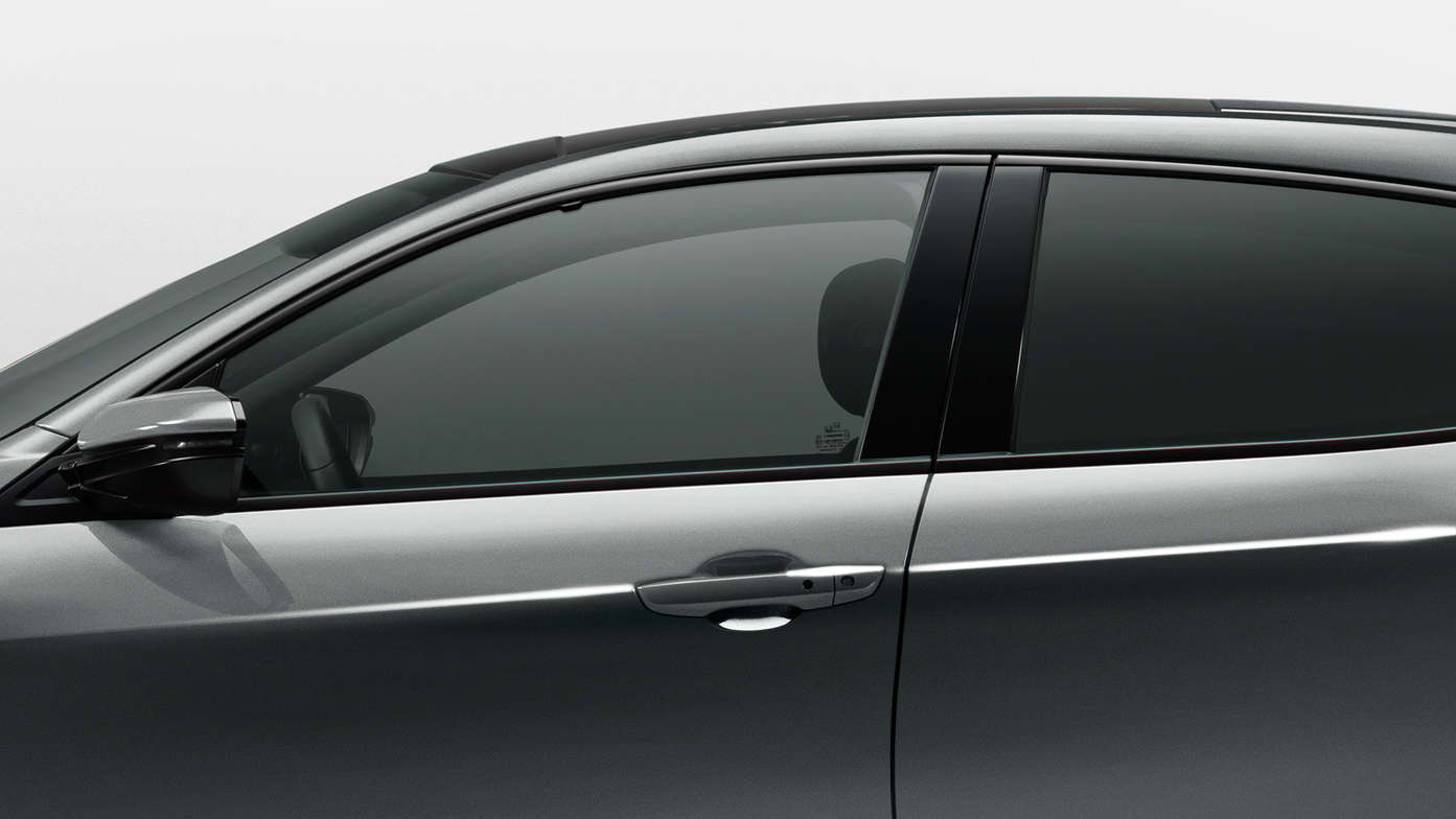 Close-up linkerzijaanzicht van Honda Civic 5-deurs voor- en achterruit.