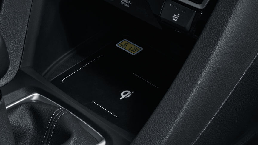 Interieurfoto Honda Civic 5-deurs met draadloze oplader.