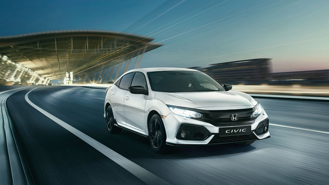 Driekwart vooraanzicht Honda Civic Black Edition, rijdend door de stad.