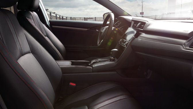 Zijaanzicht interieur Honda Civic Black Edition.