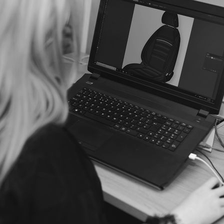 Close-up lederen stoelen Civic 5-deurs design op laptop