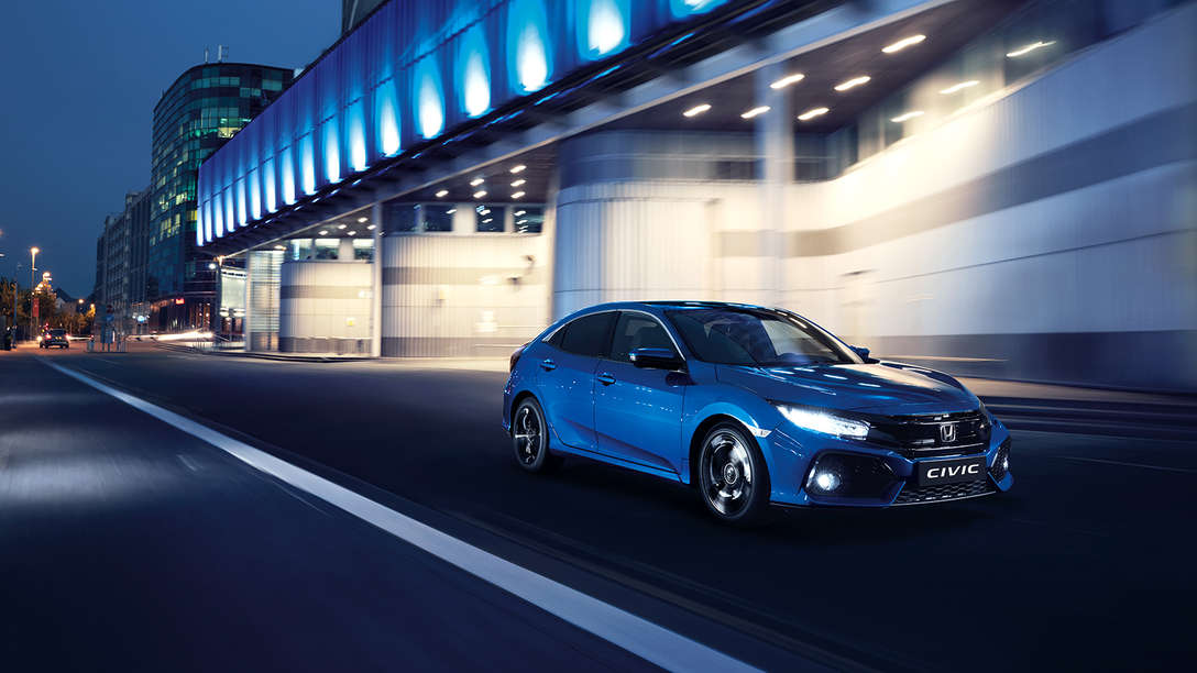 Driekwart vooraanzicht Honda Civic. Stadslocatie.