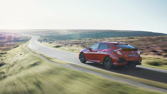 Driekwart vooraanzicht Honda Civic. Landelijke locatie.