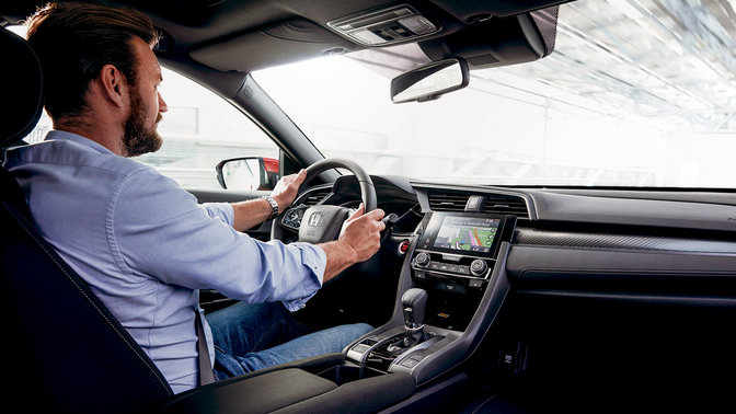 Interieurfoto van Honda Civic met stuursysteem met dubbele tandheugel.