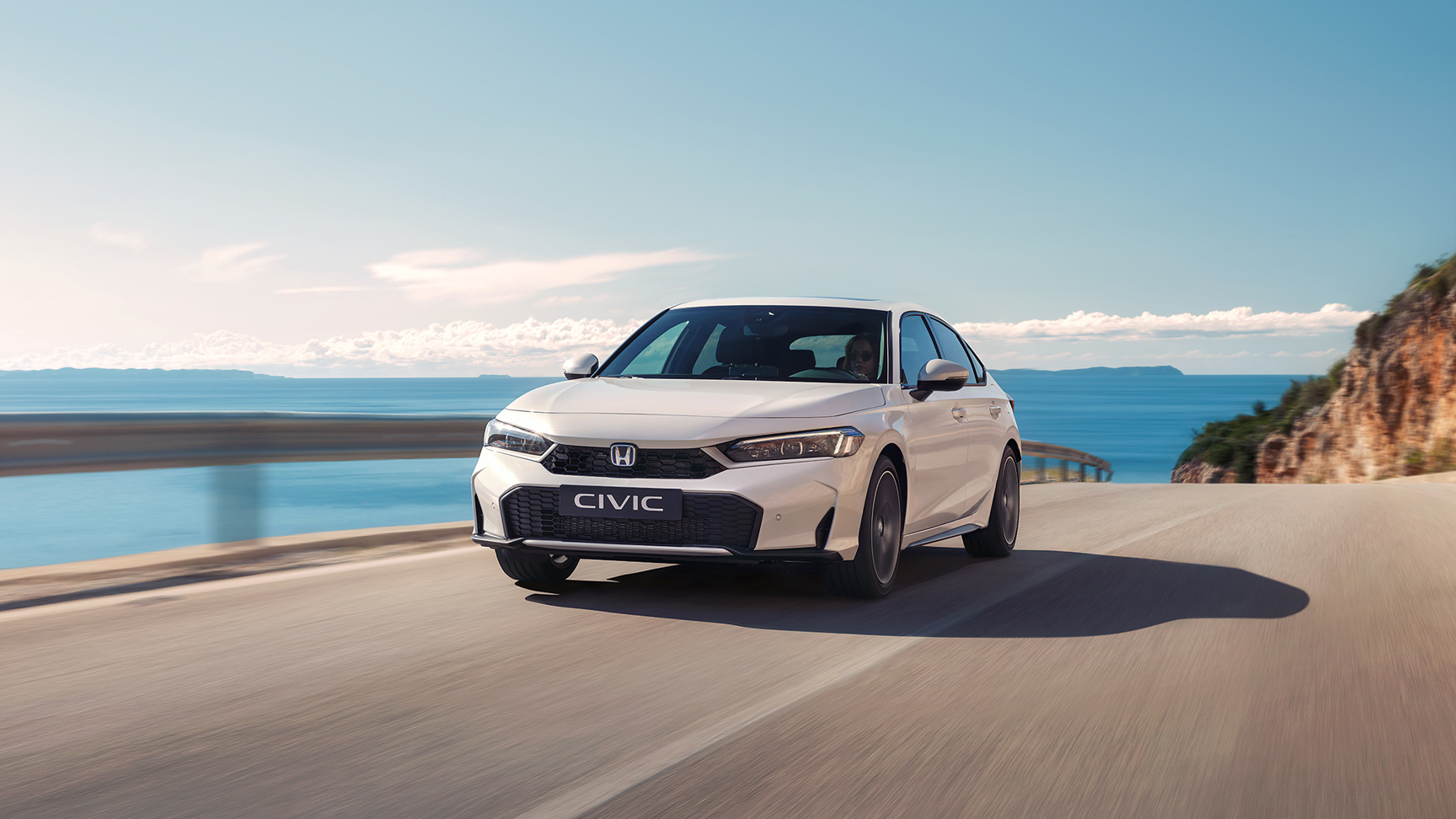 Honda Civic Hybrid in beweging op de snelweg.