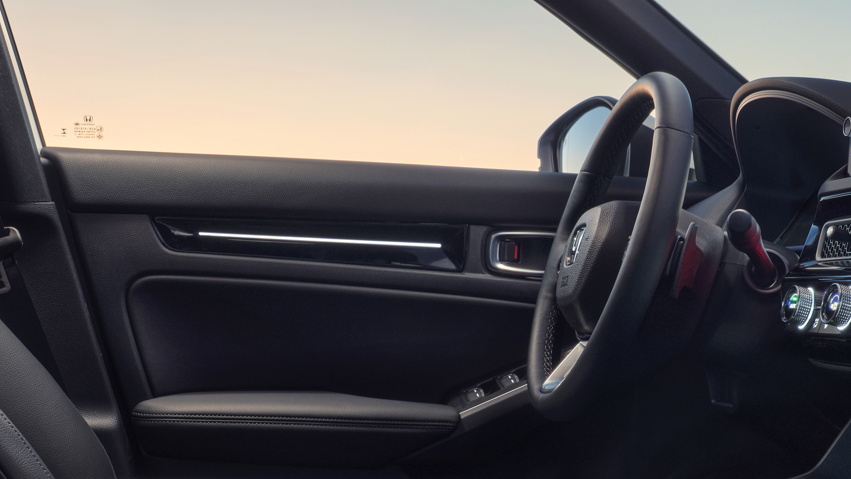 Interieur van de Civic Hybrid, met de nadruk op het sfeerverlichtingspaneel.