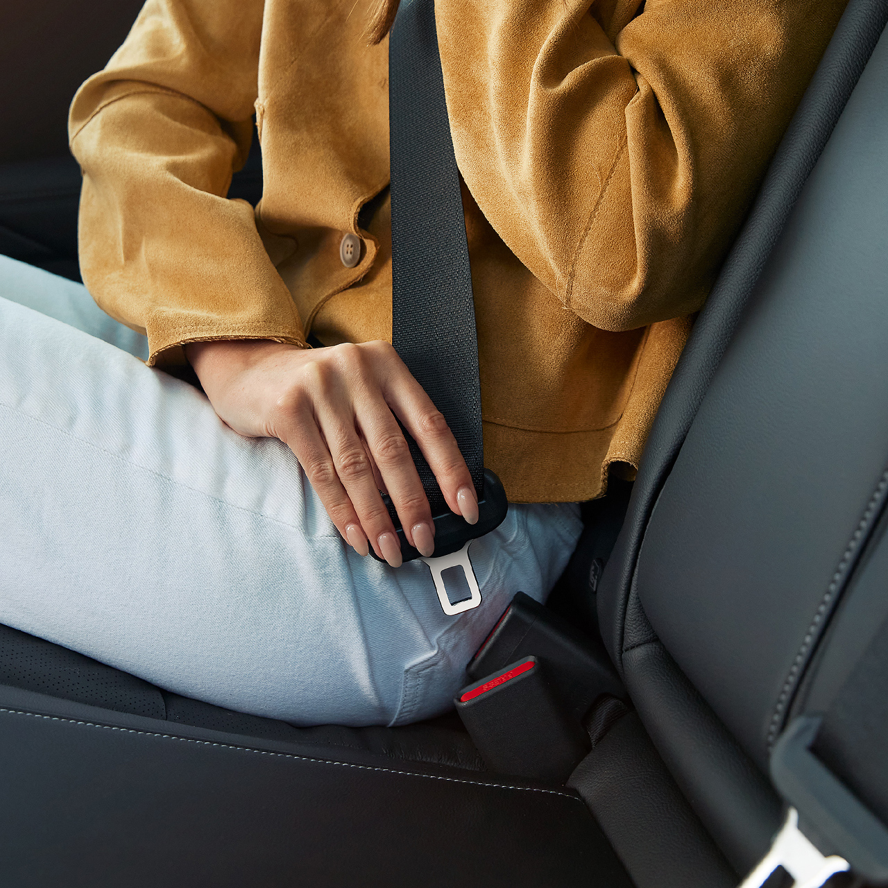 Een persoon die zijn veiligheidsgordel omdoet in de Honda Civic Hybrid.