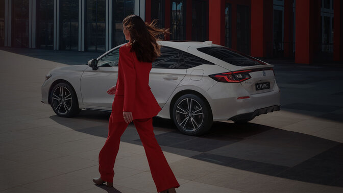 Dame loopt naar een Civic Hybrid