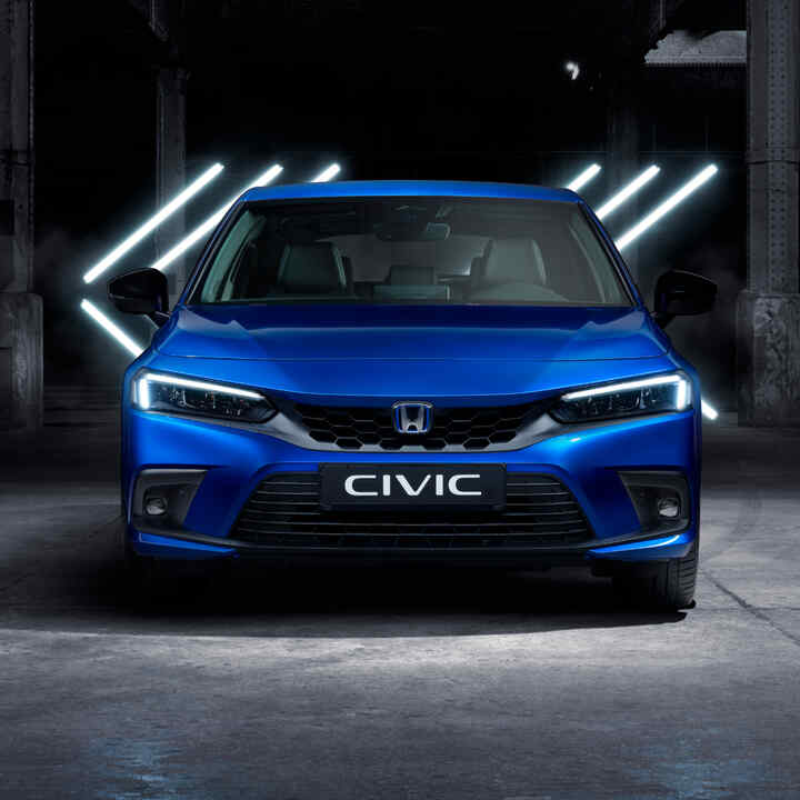 Vooraanzicht Honda Civic e:HEV hatchback, geparkeerd in een magazijn.