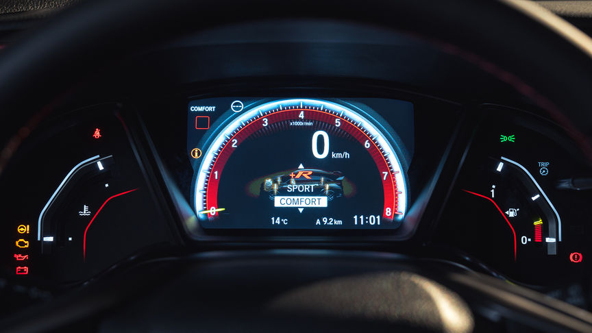 Close-up van meters in ‘Comfort’-instelling van Honda Civic Type R.