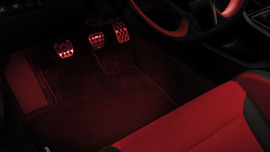 Close-up voetenruimte Honda Civic Type R om voetenruimteverlichting te tonen.