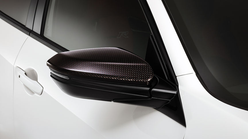 Close-up Honda Civic Type R spiegelkappen van carbon.