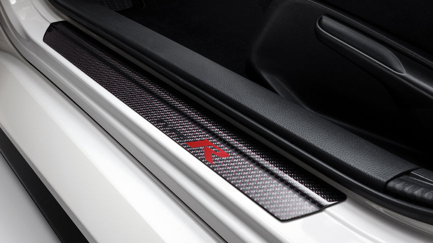 Close-up deurdrempellijsten van carbon Honda Civic Type R.