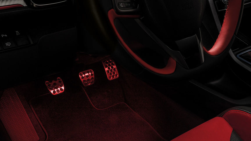 Close-up voetenruimte Honda Civic Type R met Illumination Pack.