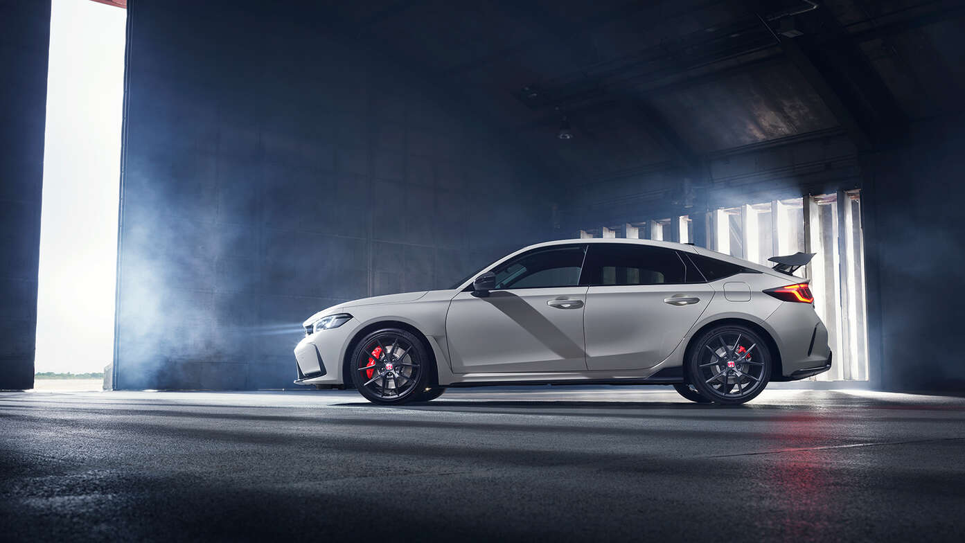 Zijaanzicht Honda Civic Type R in een tunnel.