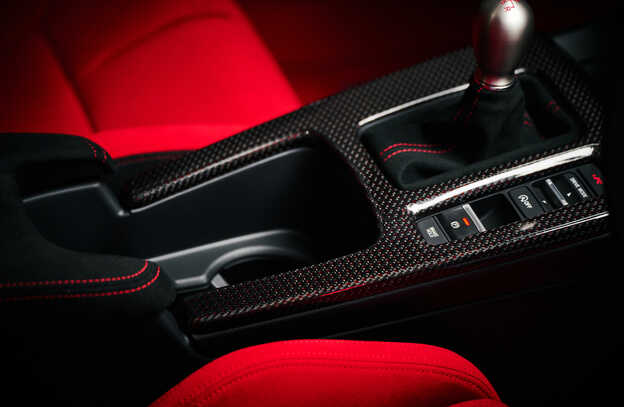Close-up van het carbon middenconsolepaneel 