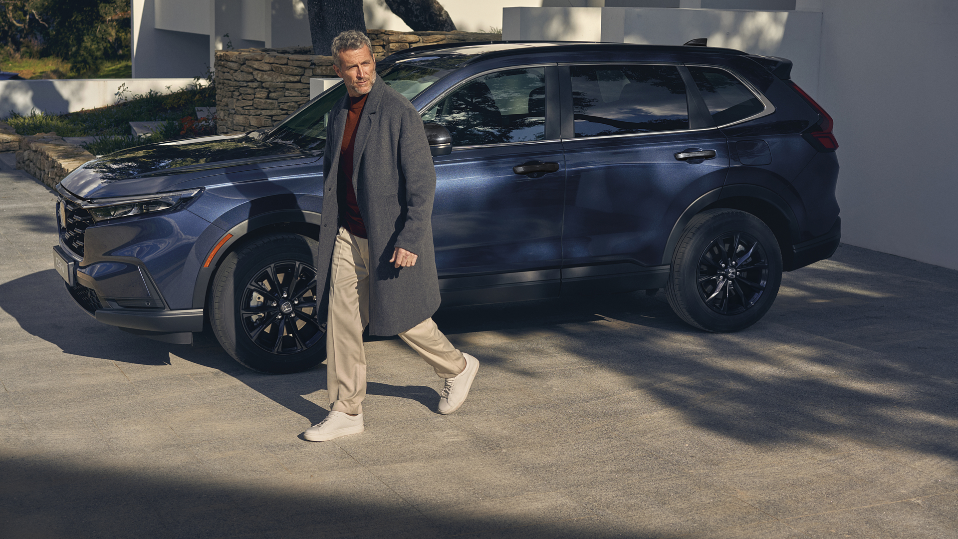 Zijaanzicht van Honda CR-V met model.