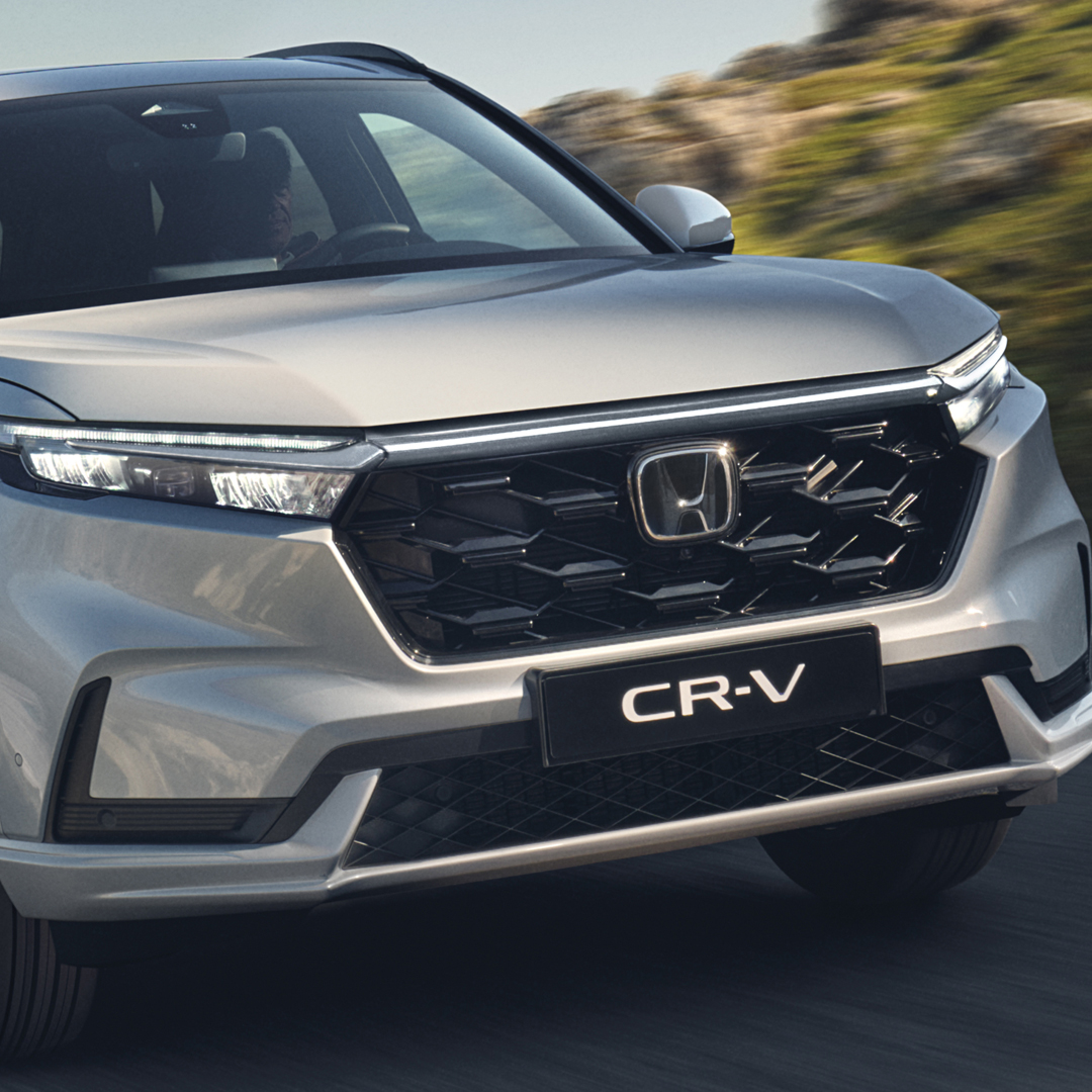 Driekwart vooraanzicht Honda CR-V Hybrid, in de bergen.