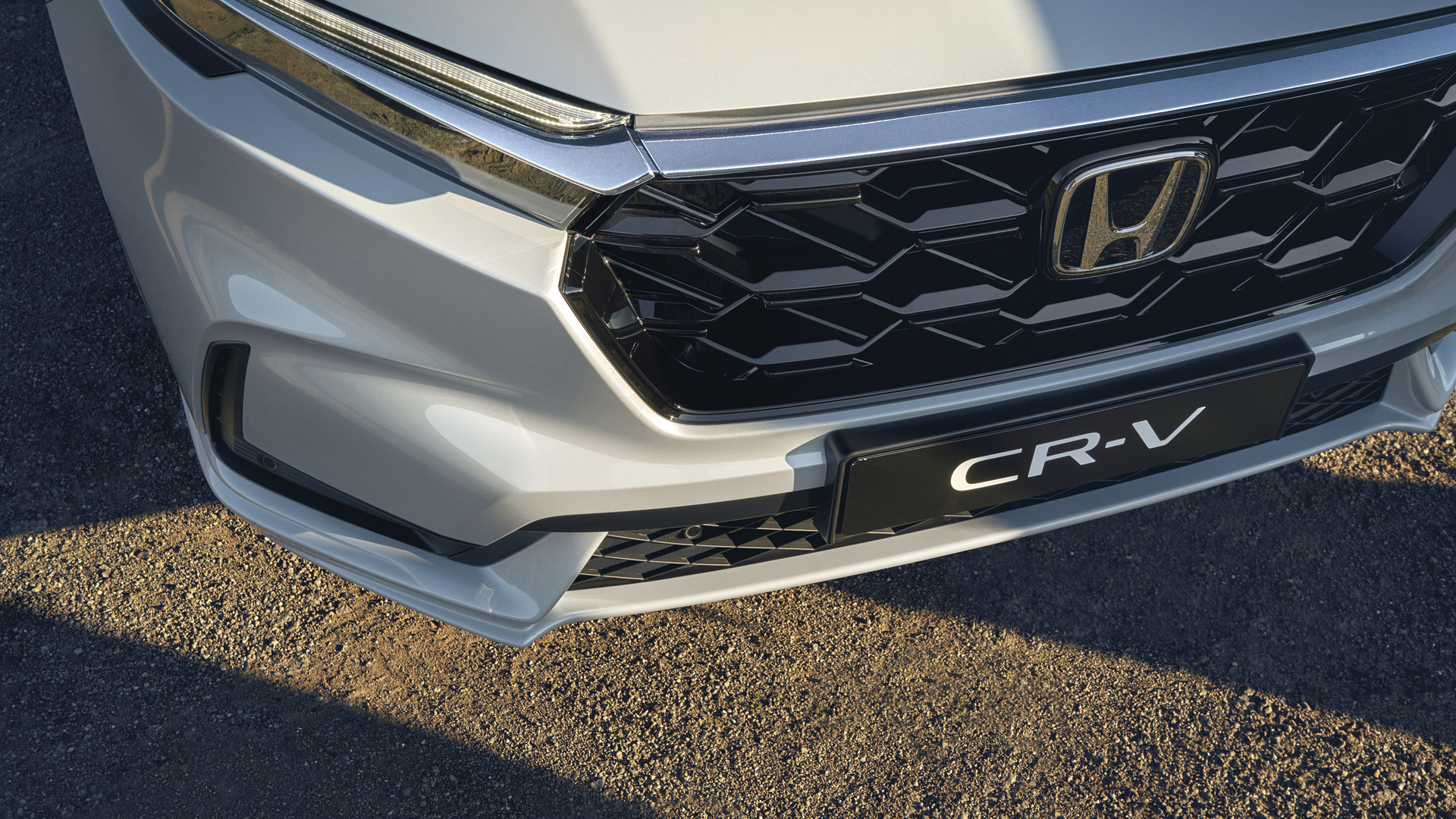 Close-up van het radiatorrooster van de Honda CR-V Hybrid.