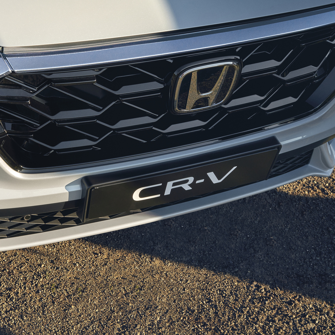 Close-up van het radiatorrooster van de Honda CR-V Hybrid.