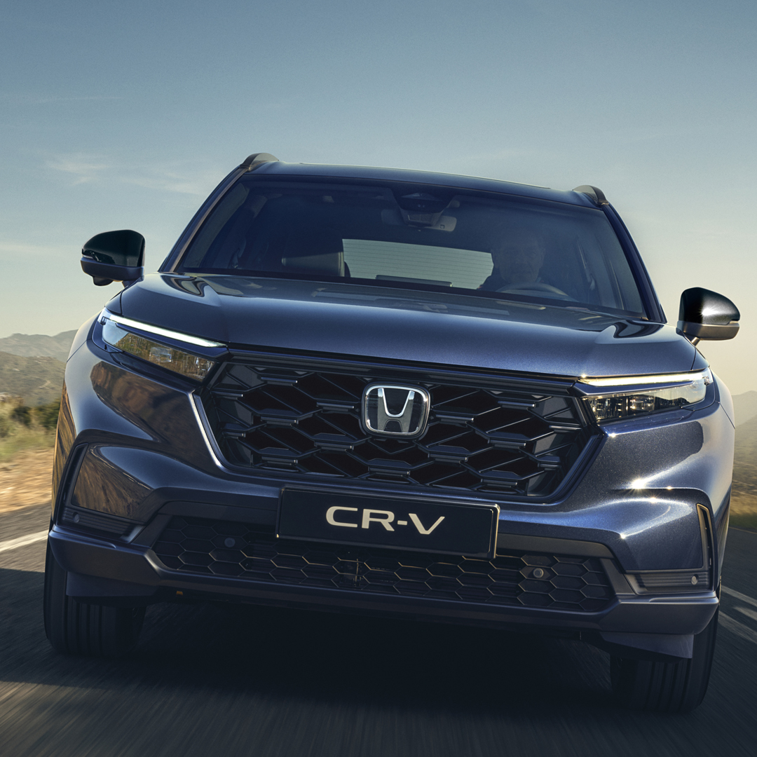 Vooraanzicht van de Honda CR-V Hybrid, berglandschap.