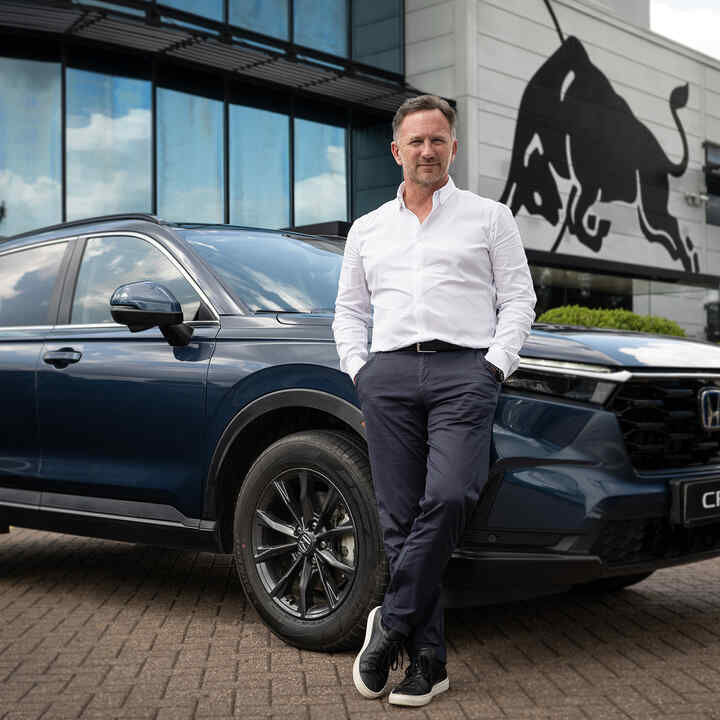 Christian Horner naast een Honda CR-V e:HEV