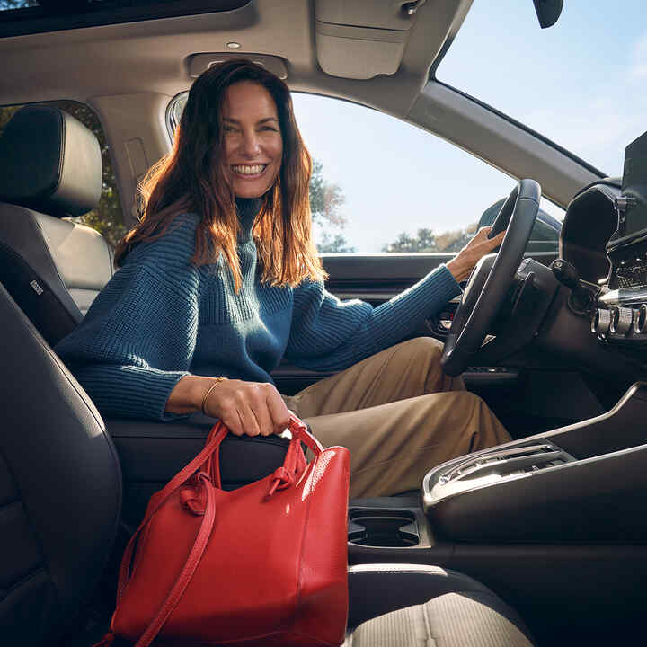 Close-up van het interieur van de Honda CR-V Hybrid om de opbergruimte in de armsteun te tonen.