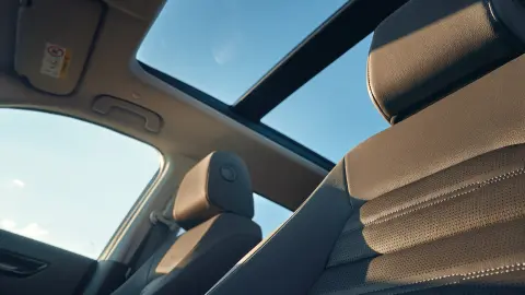 CR-V Hybrid SUV interieurfoto met panoramisch glazen dak.