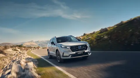 CR-V Hybrid SUV vooraanzicht van auto rijdend in berggebied.